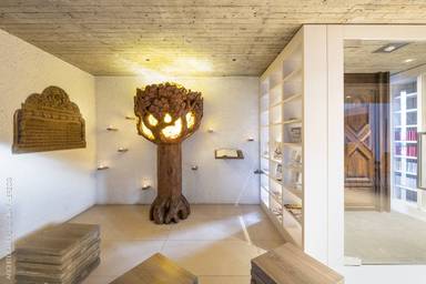 Quelle: Architekturfoto Olaf Herzog Andachstecke mit Skulptur eines brennenden Dornbusches