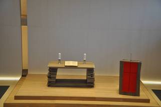 Quelle: Evangelische Kirchengemeinde EWaldkirch Christian Leppper Altar mit Kerzen und aufgeschlagener Bibel