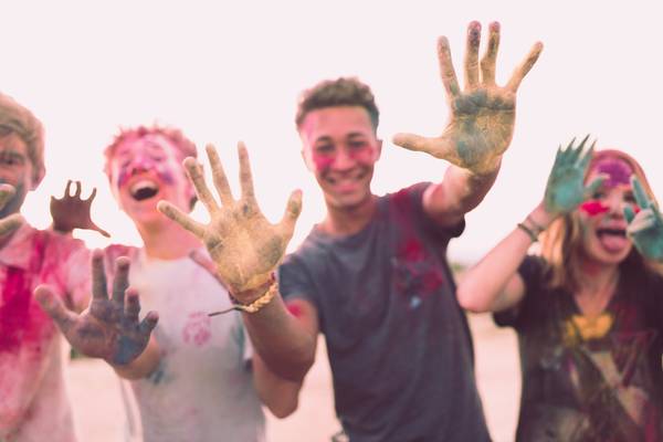 Jugendliche in bunten Holi Farben